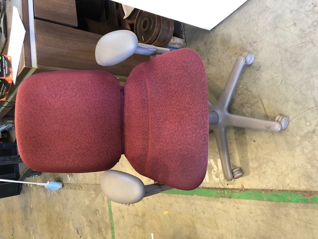 Steelcase 4581436W Red Fabric Chair with Adjustable Height and Armrests (303468)