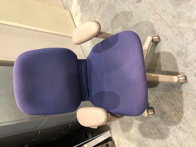 Steelcase Purple Cushioned Office Chair with Adjustable Height and Armrests (303796)