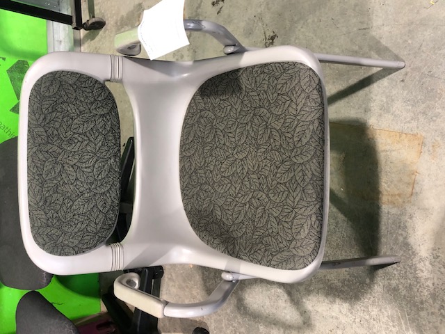 Leaf patterned cushioned chair (306399)