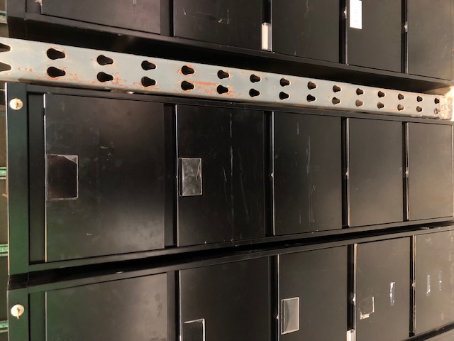 Black steelcase filing cabinet with 5 drawers and key (306431)