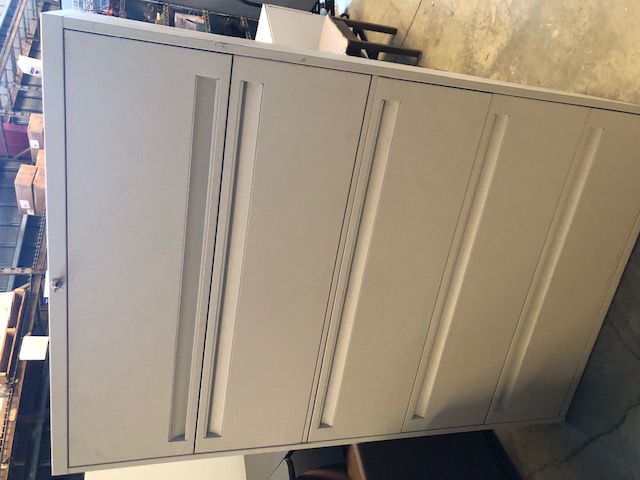 Steelcase grey filing cabinet with top shelf and 4 drawers (comes with key) (306853)