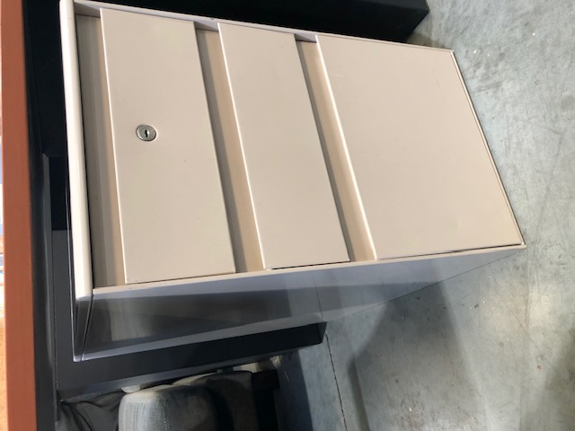 Grey Steelcase Filing Cabinet with 3 Levels (304548)