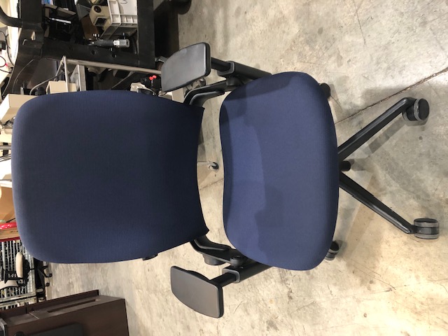 Dark Blue Steelcase Leap V2 Office Chair with Adjustable Height, Backrest, and Armrests (305067)