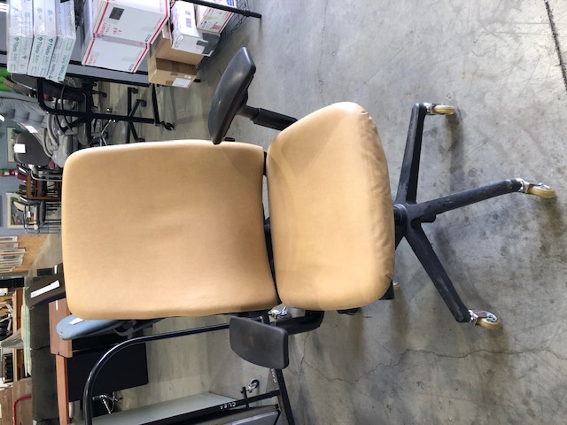 Steelcase Tan Faux Leather Office Chair with Adjustable Height, Seat, and Armrests (304502)